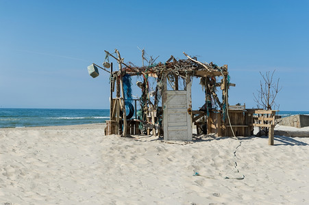 海滩上破旧的小屋图片