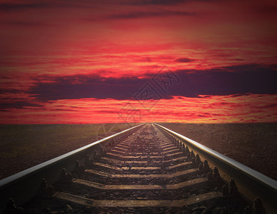 天空铁轨驶入火红的日落铁轨驶入火红的日落铁轨驶入火红日落的黑暗景观火热忧郁的图片