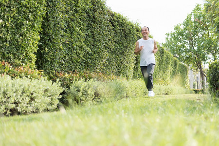 老人下棋天绿色高级的享受户外运动亚洲健康快乐老人在公园健康生活方式福祉等公园中微笑老年男子慢跑运动的肖像与复制空间一起在户外锻炼背景