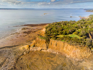 海岸线多于景对悬崖的空中观察和在澳大利亚西港湾维多斯高Corinella定居点的望图片