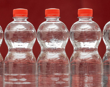 满的新鲜一排水瓶冒泡温泉红回收环境概念特写一排水瓶回收环境概念空白的图片