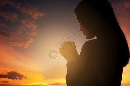 成人叉女徒在日落时祈祷手以信仰的宗折叠在拜神仪式上希望图片