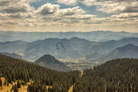 天空环境从山顶到和之间峡谷的全景地貌图片