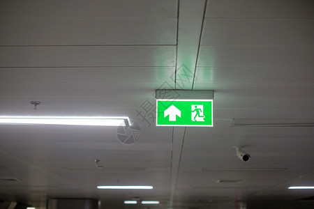 紧迫警告白色的在地铁火车站建筑内墙上火紧急出口标志安全概念6背景图片