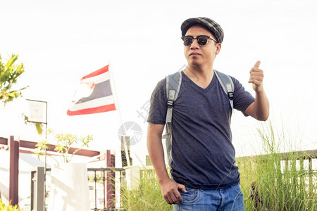 复制衬衫一种男子身穿太阳眼镜和帽子戴肩背包站在旅游者概念中男子穿着T恤衫和牛仔裤对游客有生活方式图片