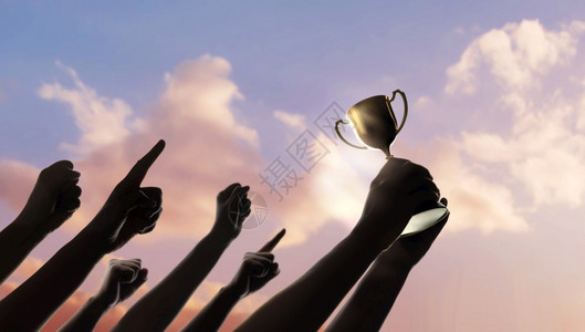 八一勋章进入拳头优胜者团队合作赢得胜利目标与成功的概念人民举起手向天空伸出双的轮廓领导者握着金杯快乐的手掌背景