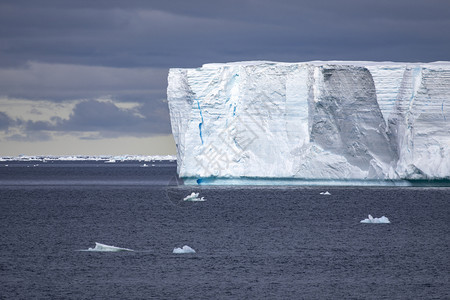 南极海面的冰山图片