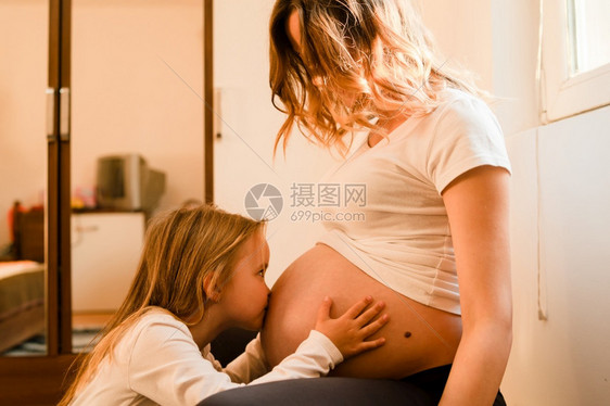 爱健康小女孩儿亲吻母肚子怀孕等待婴儿的到来为人父母图片