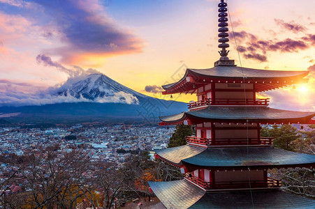 日本落时藤山的美丽地标和日落时本的ChureitoPagoda著名的宝塔藤吉田图片