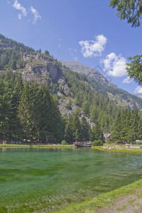 大山下小湖的景色树在下面蓝的图片