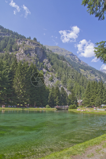 大山下小湖的景色树在下面蓝的图片