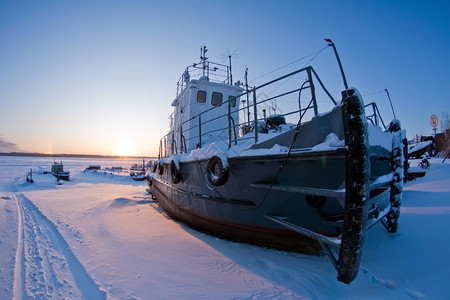 鄂毕冰海岸奥布河上满是积雪的船只等待着冬季日落西伯利亚苏尔古特市的航行季节偏北图片