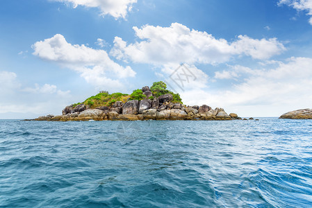 热带假期KoHinSorn小岛美丽的自然景观其中安达曼海岩与泰国SatunKoSorn岛Tarutao公园KohLipe附近的夏图片