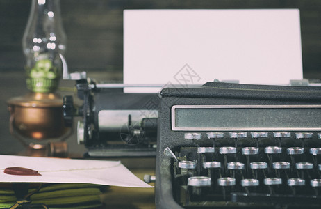 烛台句子带有纸张和信封的旧式打字机古董图片