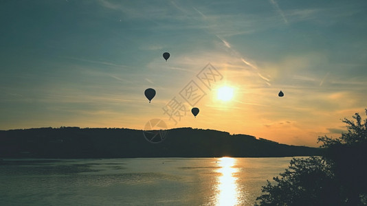 美丽的山航空多彩的热气球在日落Brno大坝捷克飞行图片