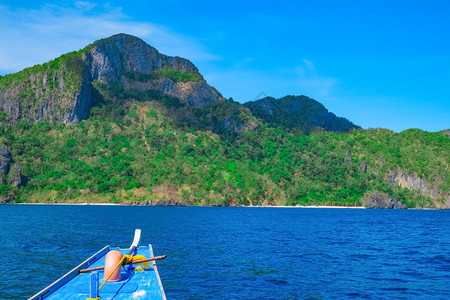 宁静孤独巡航前往菲律宾帕拉万的山地岛屿乘船旅行图片