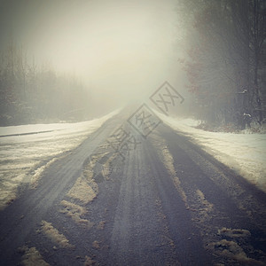 秋天喷恶劣气驾驶浓雾的Hazy乡村公路高速交通冬季和雪时间图片