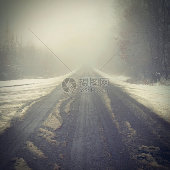 秋天喷恶劣气驾驶浓雾的Hazy乡村公路高速交通冬季和雪时间图片
