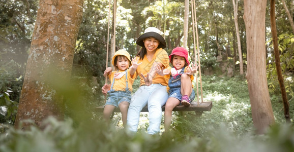 欢乐的亚洲家庭在夏天公园露游荡孩子运动快乐的图片