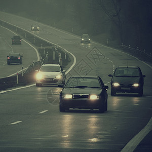 恶劣的天气驾驶浓雾Hazy乡间公路高速交通挡风玻璃汽车重的图片