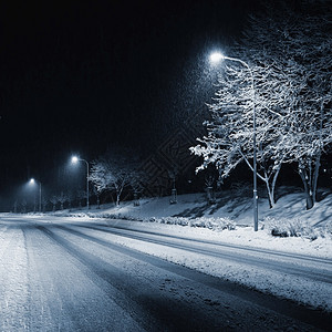 喷恶劣的天气驾驶浓雾Hazy乡间公路高速交通雪车图片