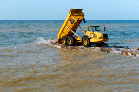 车辆俄罗斯水岸上施工设备防波堤施工海岸保护措施上工设备图片