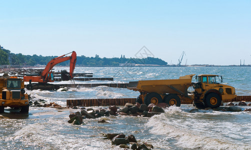 水桶建造岸上施工设备防波堤施工海岸保护措施上工设备图片