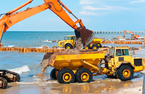 岸上施工设备防波堤施工海岸保护措施防波堤工车辆倾倒加载图片