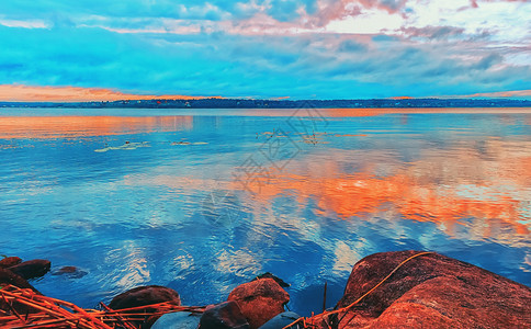 美丽卡累利阿在里亚的奥尼加湖上白色夜晚和亮中云雾天空的明亮颜色星光闪耀着乌云层的色彩亚特丽雅岛的奥尼加湖定调子图片