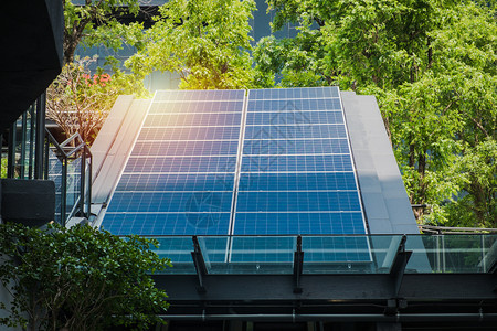 干净的在城市现代化建筑屋顶上安装的可再生能源态绿色清洁替代能源创新概念环保清洁替代电力能源创新概念EDFESCR住宅中图片