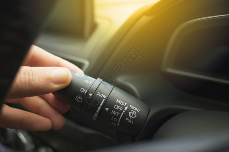 控制器信号可调节的手动整车轮雨风荧幕Wiper控制棒可调适的擦拭刀片从挡风玻璃上除去泥土背景图片