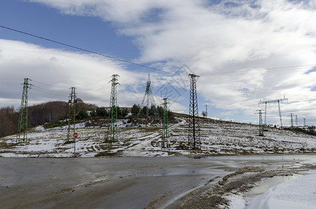 林间空地冬天电的保加利亚Plana山冬季电力输线保加利亚平塔山图片
