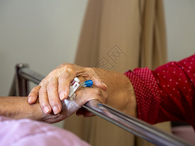 年长夫妇因支持他亲爱的心概念和与情人在一起医院住治疗时手握双的老年夫妇妻子到医院探望丈夫为了生病的男图片