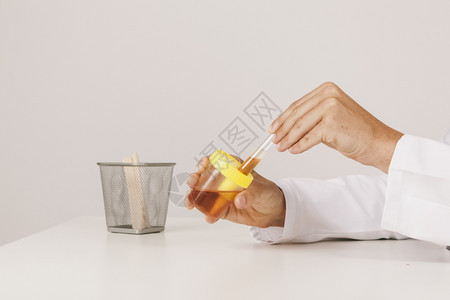照片清理精美的相尿液测试医生的手图象掺杂图片