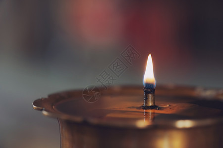 抽烟烛光火太阳庙的油灯紧闭背景图片