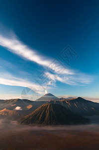 多雾路段旅游印度尼西亚爪哇岛的GunungBromo火山顶峰图片