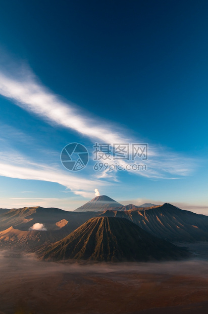 多雾路段旅游印度尼西亚爪哇岛的GunungBromo火山顶峰图片