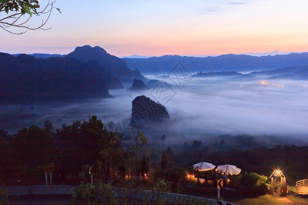 山顶云雾缭绕天空早晨自然图片