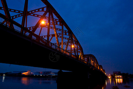 泰国曼谷的桥夜间交通灯泰国曼谷梁镇地标图片