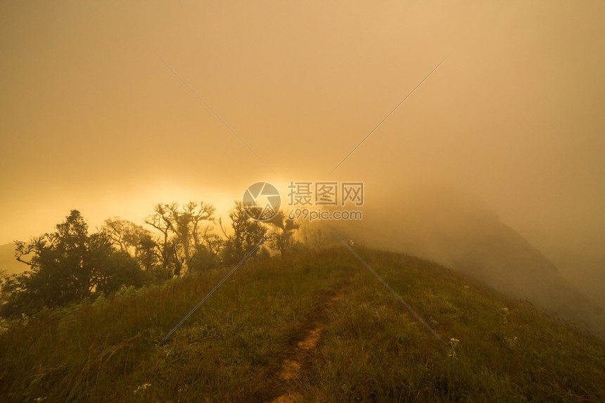 天空太阳山丘日出和雾高的图片