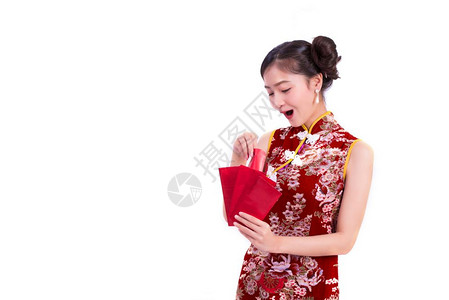 齐在新年节庆活动中轻亚洲美容女穿着青春相持有一包钱和令人惊讶的姿态展示孤立白种背景的Qipao穿戴生活方式观的白色服装人们吃惊图片