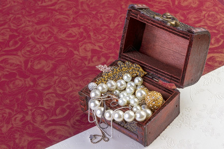时尚或者结石黄金珠宝概念出售旧金珠宝以换取现的概念或代名词图片