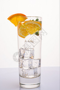柠檬补品一杯用橙片和薄荷装饰的矿泉水一杯用橙片和薄荷装饰的矿泉水柑橘图片