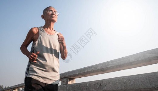 亚洲运动队高年长男子在天上桥慢跑健康生活方式和保健概念包括老年公园高级的图片