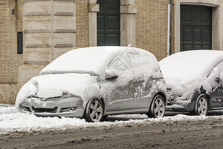 季节运输冬和寒冷温度概念覆盖积雪的停泊汽车路图片