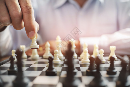 具有象棋盘游戏策略和竞争的商业管理者赢经济人群背景图片