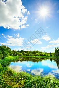 阳光明日带湖的夏季风景场晴天农村草地高清图片素材