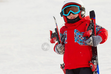滑雪的小朋友图片