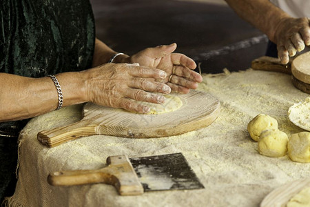 揉捏人类白色的传统面包店团西班牙人包制作的细节在传统面包店里用粉制成的条图片