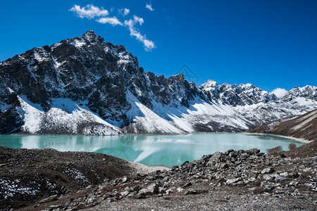 冰川蓝色的景观喜马拉雅山Gokyo附近的圣湖和山峰图片